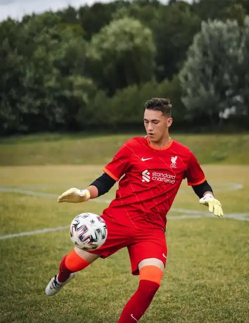 足球运动员踢足球图片