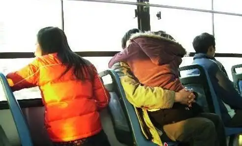 苏州公交门事件苏州公交门情侣互扯衣服图片