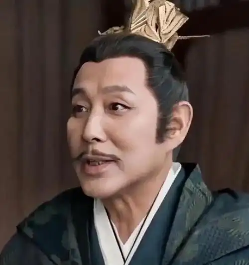 可完美带入陈道明饰演过的八贤王,风度翩翩,矜贵美貌,举手投足,担得起