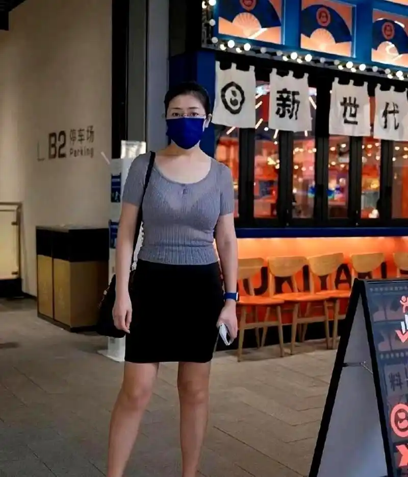 丽莎是鼻祖级网红之一,与芙蓉姐姐同期活跃于微博时代,当时还没有微信