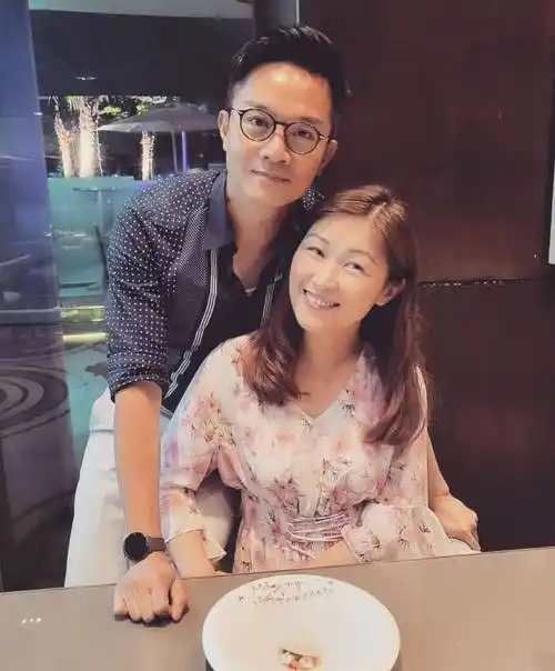 胡诺言·陈琪去参加浪漫晚宴庆祝他们结婚14周年,夫妻俩晒出恩爱合照