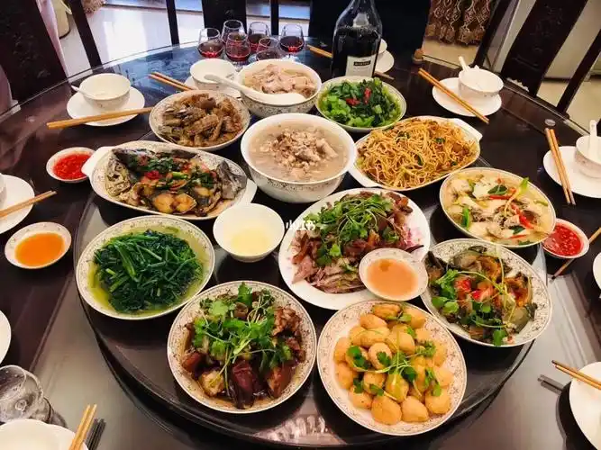 今天朋友聚会安排了满满一桌潮汕菜  除了那个炒面  其它都不是我做的