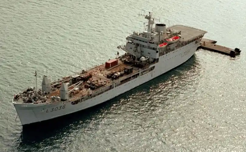 浅谈英国登陆舰:二战老艇坚守数十年,马岛之战付出惨痛代价_两栖登陆