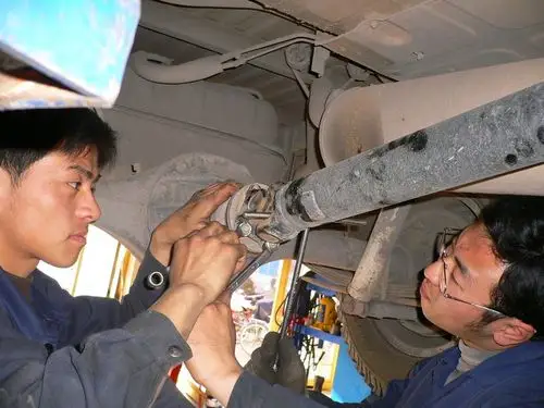 更换传动轴吊胶离合器总泵分泵详细图解.