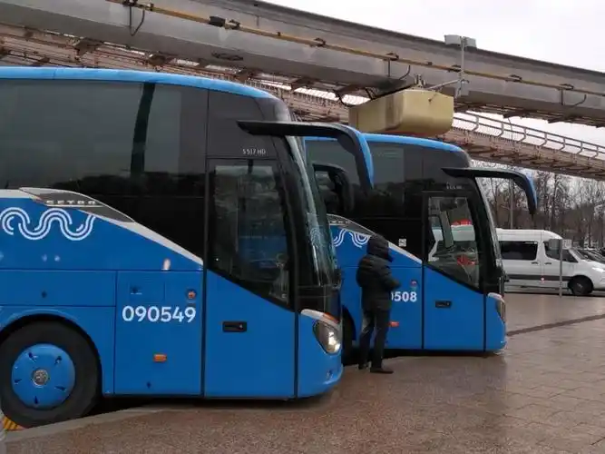 莫斯科充电中的电动公交车