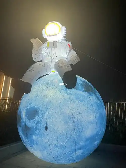 5米高发光宇航员降临来打卡