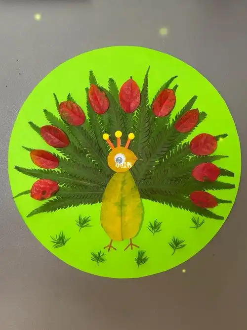 超简单的树叶贴画孔雀08来啦!一起来做吧!