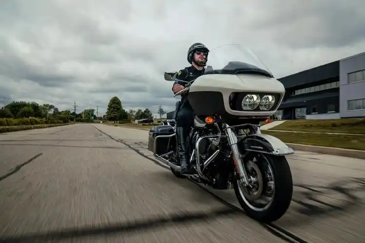 摩托车 #哈雷 #雷霆滑翔 #2024 #警车  2024 - 抖音