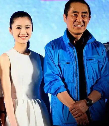 张艺谋撇下妻儿夜会张慧雯意欲何为