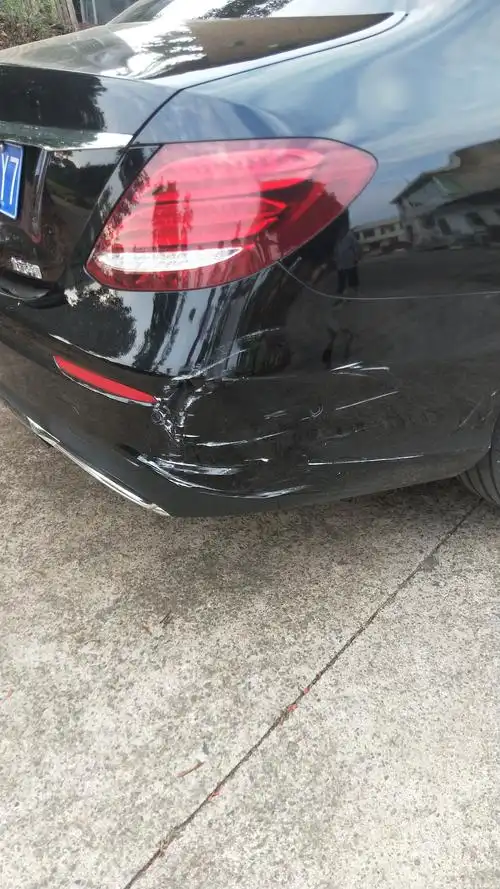 奔驰300l后尾一角刮了补漆需要多少钱