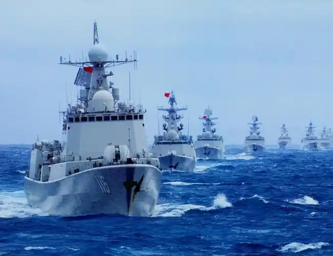 中国海军大批战舰远海列队航行