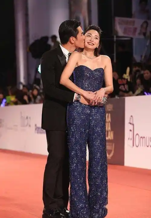 江祖平穿衣真不遮掩抹胸连体裤穿成三七比中年气质也挺好