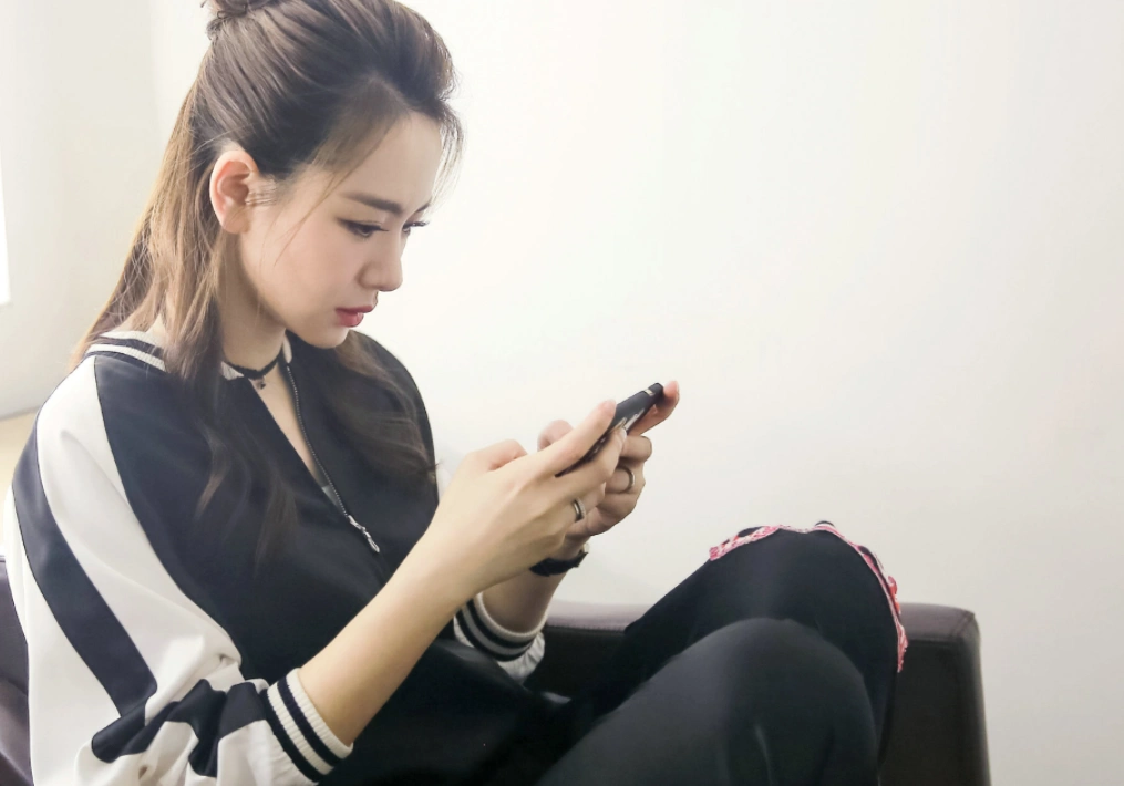 戚薇玩手机的样子好漂亮呀!侧脸也挺好看