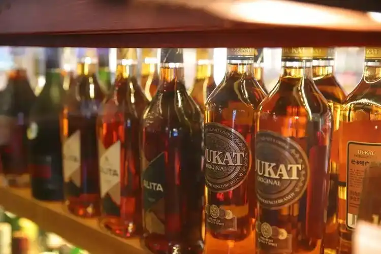 commune公社副业出品美酒佳肴主业慰藉心灵贩卖快乐