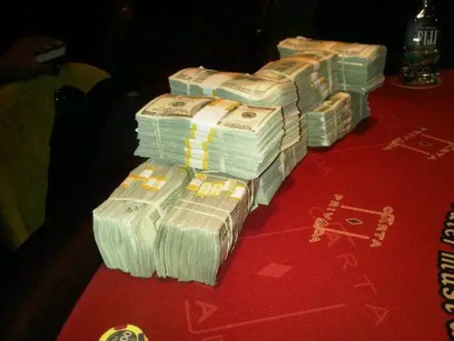 梅威瑟的炫富人生 无聊时竟扮小丑抢劫自己