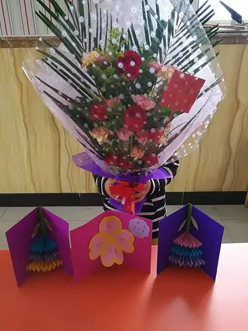 童欣幼儿园小宝贝祝老师节日快乐!