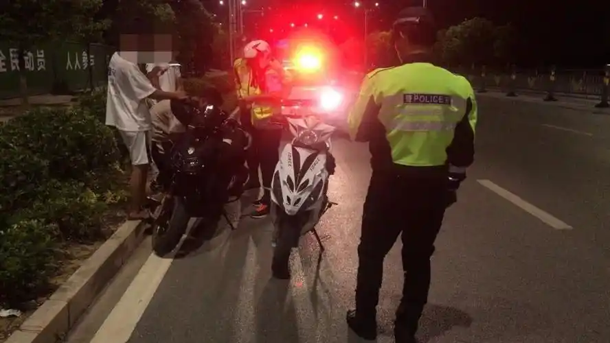鹰潭市民深恶痛绝的"鬼火"摩托车栽了 鹰潭交警一晚上抓了6辆