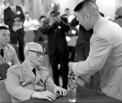 晚年蒋介石登上美国航母巡视图集