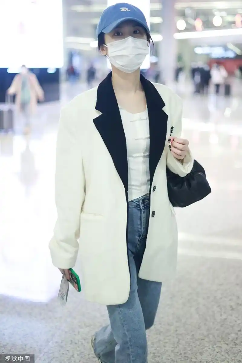 组图:张慧雯穿白色西服外套现身 搭配开叉牛仔裤简约舒适