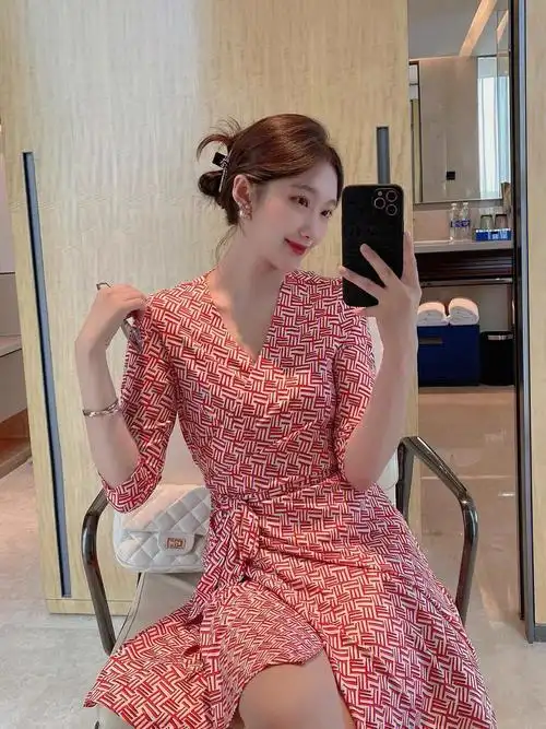 这粉粉的颜色,太少女了,谁抵挡的住呀#dvf裹身裙  #dvf#每日穿搭  #胖