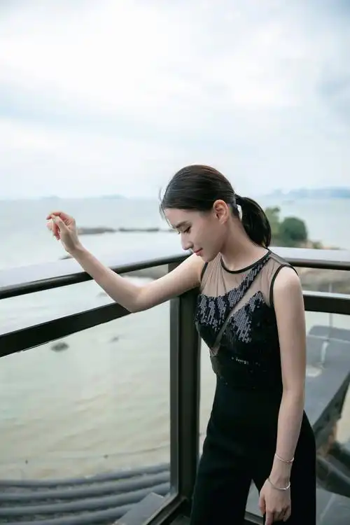 赌王女儿何超莲穿阔腿裤身材窈窕 眼神凌厉气场强