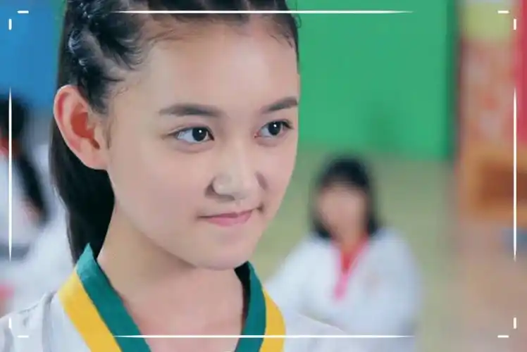 旋风少女:有种"反差"叫金敏珠,现在穿着时尚留中分,美到不敢认_样子