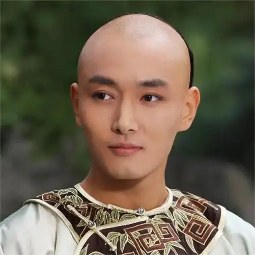 《甄嬛传》是由郑晓龙导演执导,孙俪,陈建斌等主演的大型古装清宫争斗