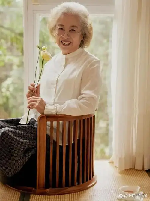 对时间"免疫"的优雅奶奶:不穿花,不扮嫩,却能越老越优雅