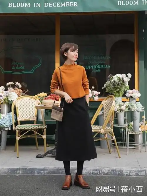 第一条半身裙就是最经典的小黑裙了,经典的黑色半身裙真的超级百搭,在