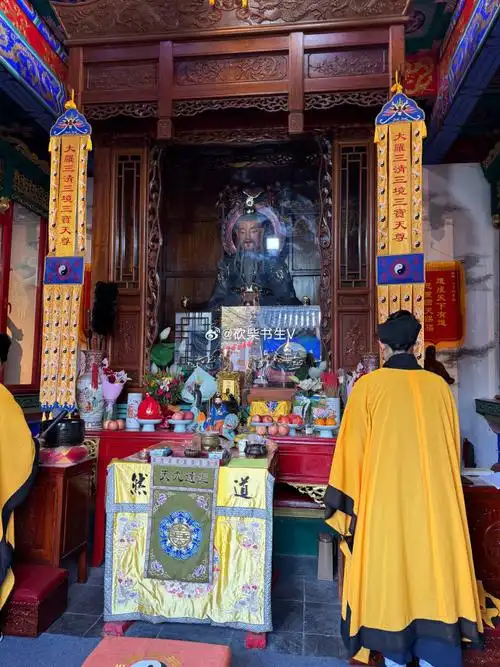 虽说叫千佛山,但进门先看见一个三清观,三清大殿正有道士在做法事,我