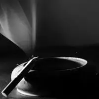 qq头像图片燃烧的香烟 qq男生头像叼着香烟的