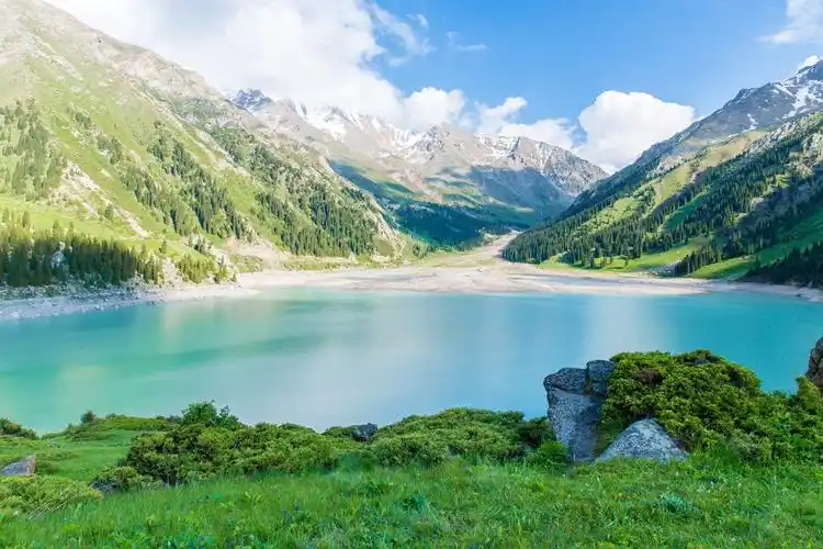 大阿拉木图湖,在阿拉木图,哈萨克斯坦,亚洲在夏天是天山山脉壮观风景