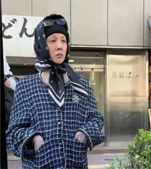 国际巨星权志龙曝近照曝光:打扮像东北大姨,做彩色美甲,夹腿坐