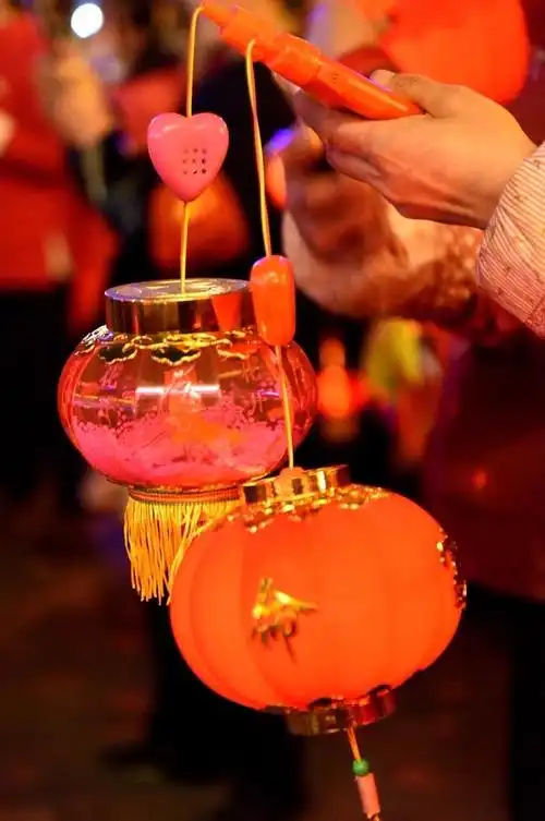 元宵节到了,快给孩子讲讲节日的由来和习俗吧!