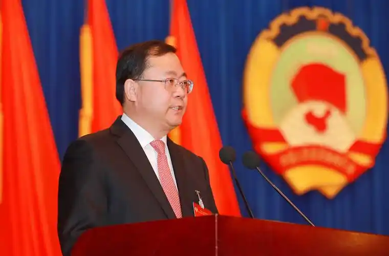 上午9点30分,王小君宣布大会开幕,全体起立,唱中华人民共和国国歌.