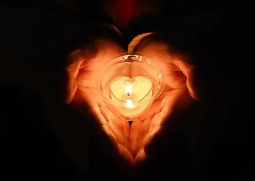 让我们为英雄默哀,愿烛光照亮他们前行的路!