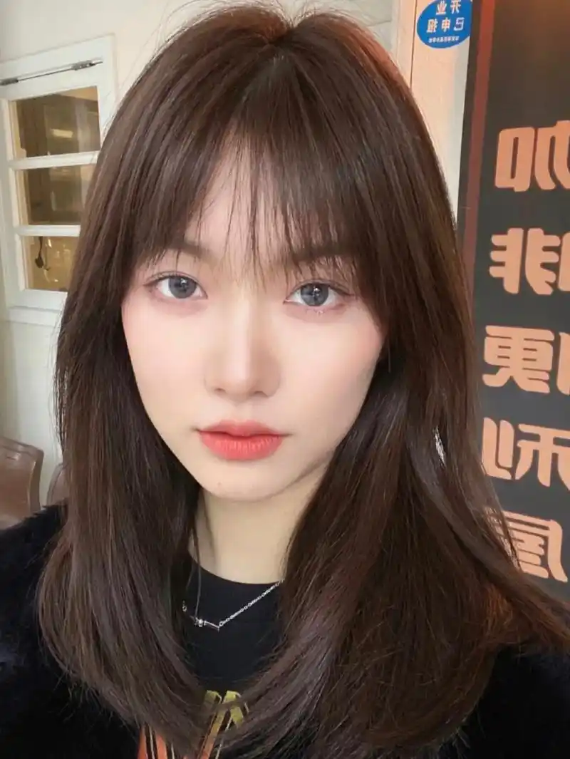 "适合圆脸/大脸/方脸女生的一款女生减龄中长发发型,整体发型 - 抖音