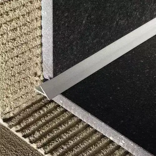 瓷砖 石材瓷砖阴角与阳角的收口▼瓷砖阳角墙面(金属收边)▼瓷砖阳角