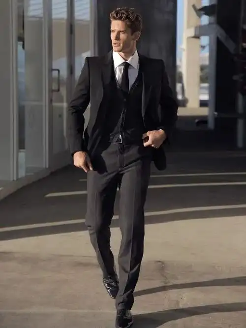 黑色衬衫搭配什么领带(黑西装配什么领带)