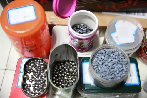 乐园"并不是一个宠物爱好者,更不是经营粮食的农民,他卖的是枪和铅弹