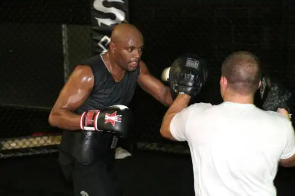 幻灯:ufc-蜘蛛人遭强手挑衅 苦练腿法欲ko对手