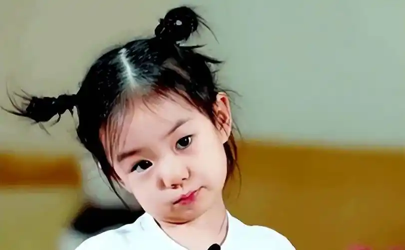 lucky"整容式"长大,本以为复制戚薇的模样,没想到美出新高度_小孩子