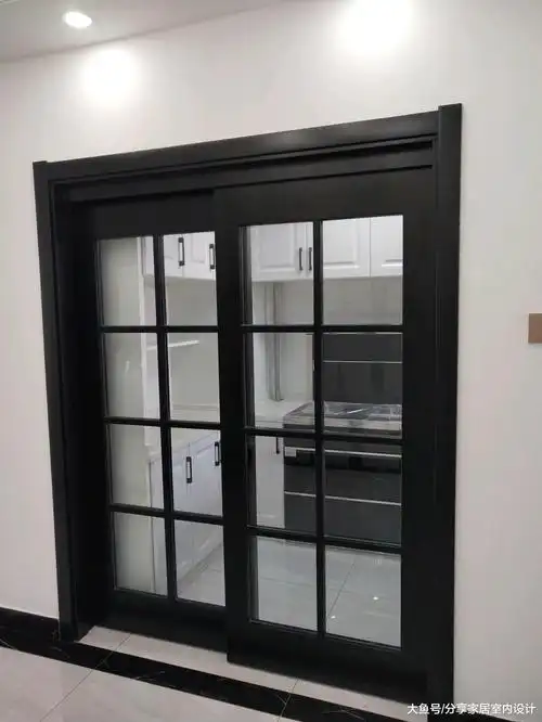 黑色边框的厨房推拉门很喜欢,颜值也很高,效果非常抢眼.