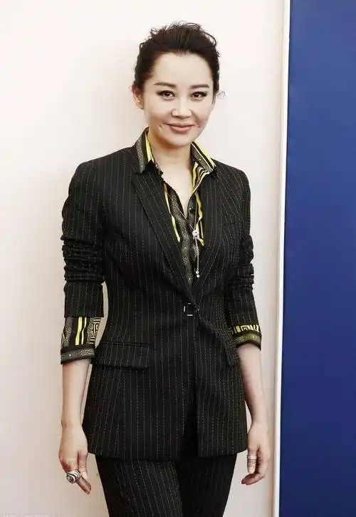 拍戏时,一镜头时尚太大无人敢演,许晴出来救场,演出了万种时尚