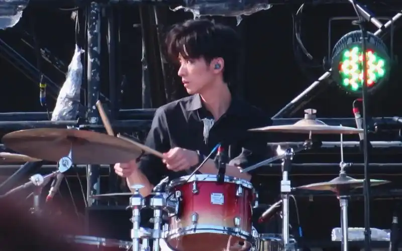 20230409霓虹花园芒禾音乐节-《完美夏天》-鼓手赵阳直拍