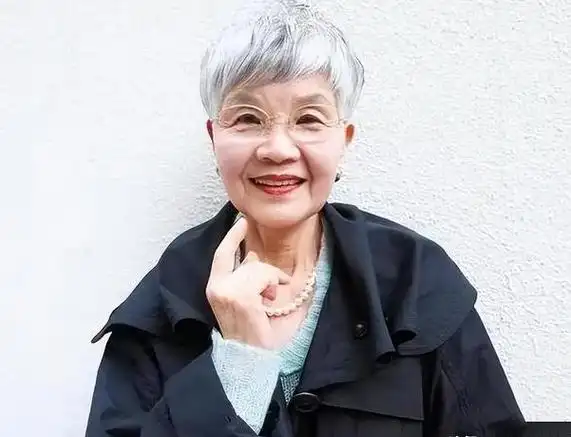 女性走过50岁,尝试改变发型:四种款式让花白头发更时尚