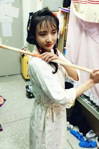 女大学生手持《马哲》扛晾衣杆扮黛玉