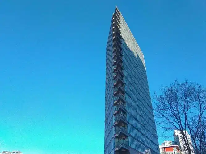 北京惊现刀刃楼形似刀刃巍峨壮观