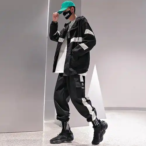 机能风设计很好地契合它的风格,粗细不一的机能风贯穿,使衣服不单调