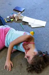 男子杀死黄金蛋金蛋的鹅英俊的蹒跚学步的孩子带着绿色的眼睛不开心地